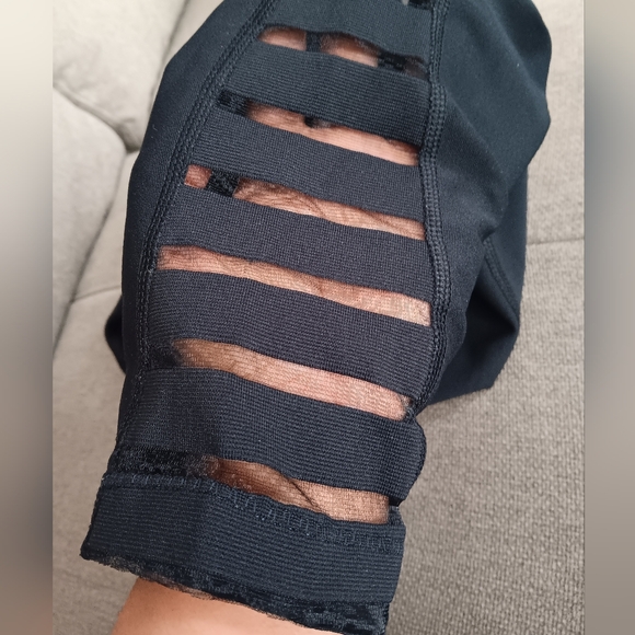 3 For $25🚨Yoga Leggings w/ Mesh Panels EUC - Picture 3 of 6